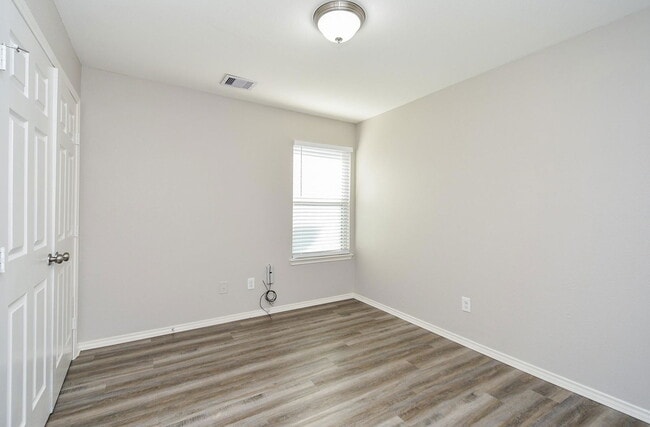 Building Photo - 946 Oak Falls Dr