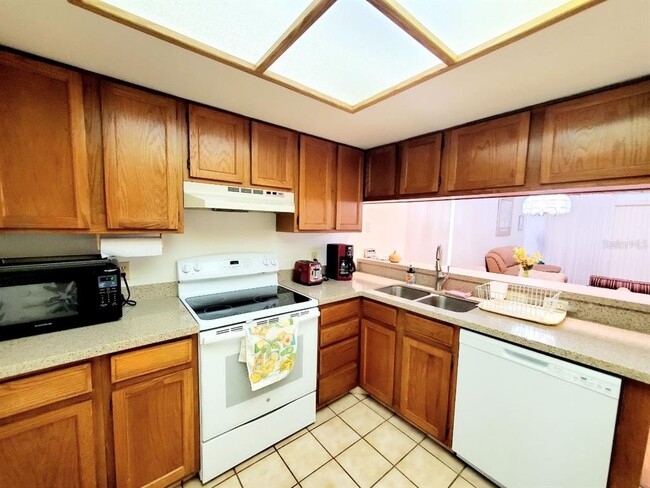 Building Photo - 20 Woodlake Pl