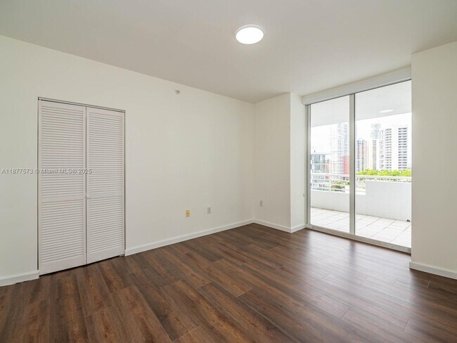 Building Photo - 1402 Brickell Bay Dr