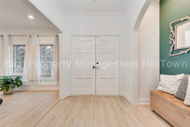 Building Photo - Stunning 4-Bedroom Retreat with Designer T...
