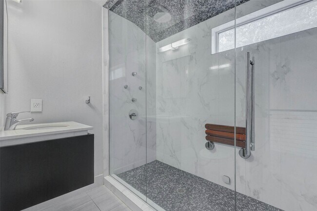 Building Photo - 1222 Marconi St