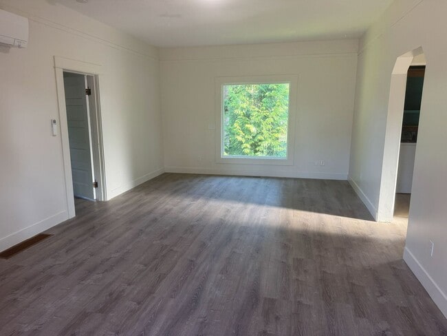 Building Photo - Charming Historic Home for Rent in Downtow...