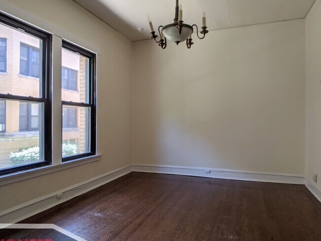 Building Photo - 2428 N Sawyer Ave