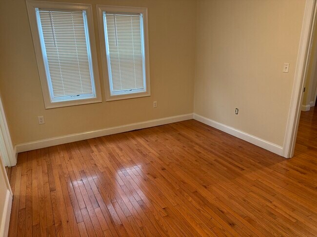 Building Photo - 483 Newport Ave