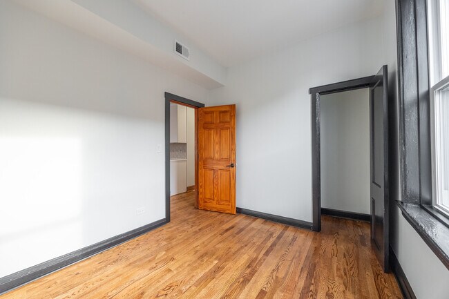 Building Photo - 2842 W Augusta Blvd