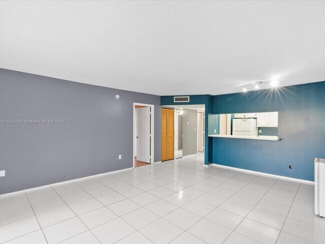 Building Photo - 4172 Inverrary Dr