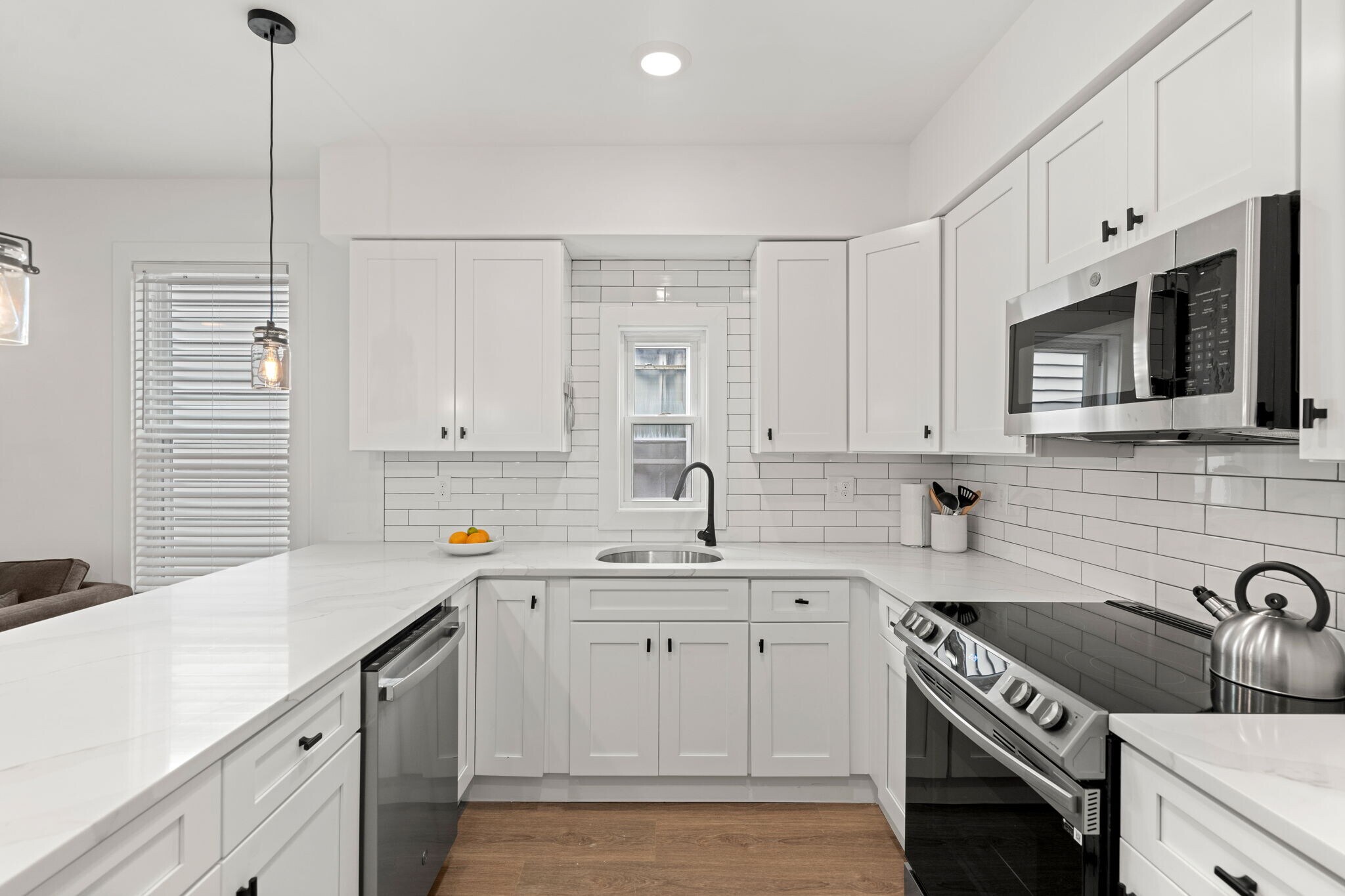 Building Photo - 621 E 8th St