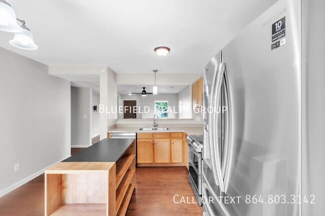 Building Photo - 621 Branch View Dr