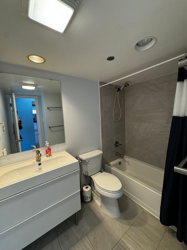 Building Photo - Urban Living at Its Finest: Spacious 2BR, 2BA Condo in Courthouse