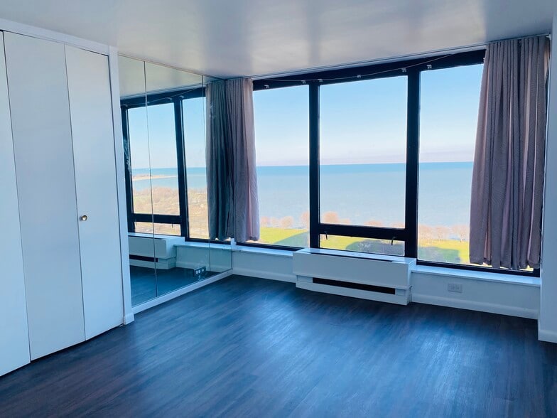 Building Photo - 5445 N Sheridan Rd