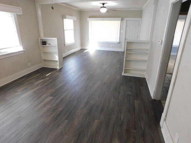 Building Photo - Spacious 3 bedroom/1 bath home in El Dorado!