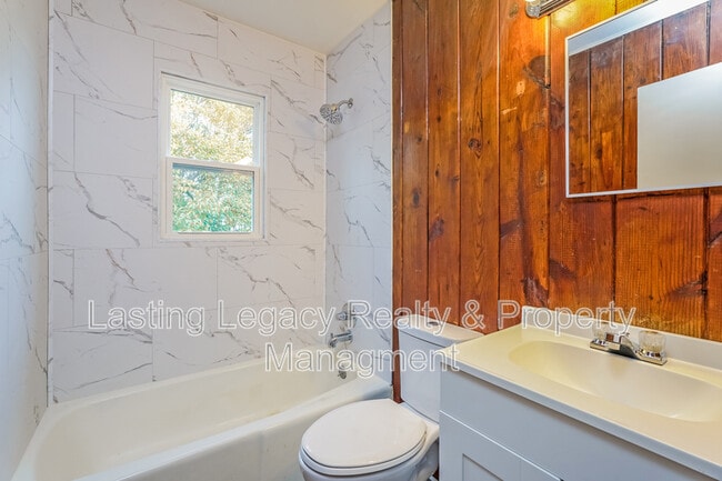 Building Photo - 908 Marsh St