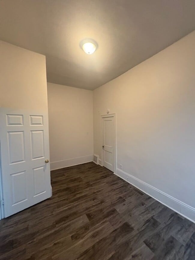 Building Photo - 723 W Armstrong Ave