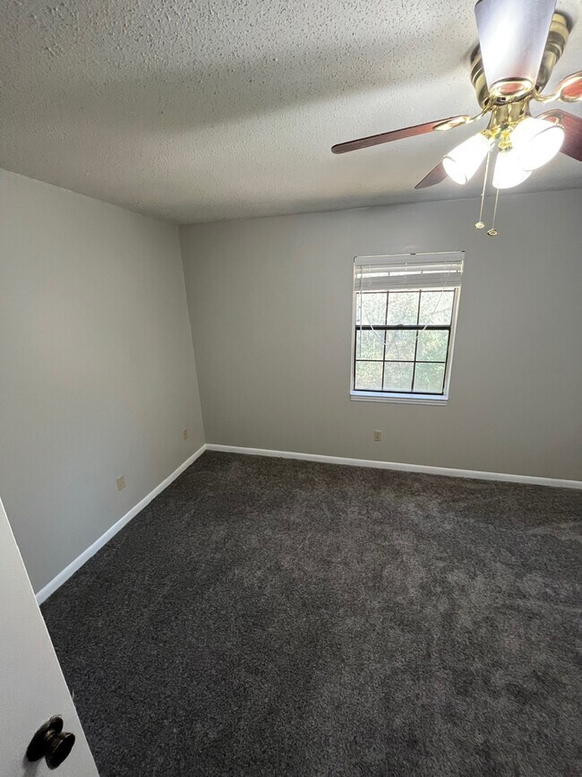 Building Photo - 300 Apache Dr