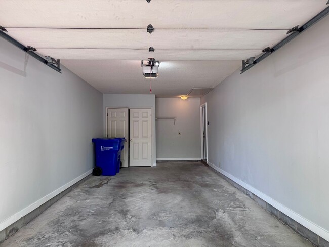 Building Photo - Desirable End Unit Townhome in Five Oaks!