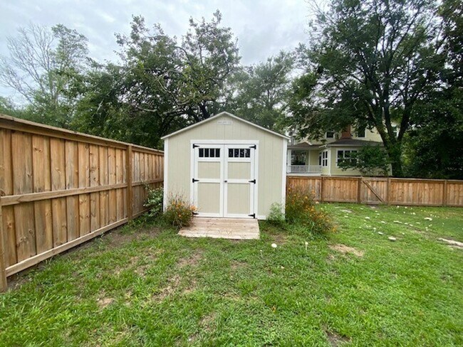 Building Photo - Georgous 5 bedroom 2.5 bath home in Downto...