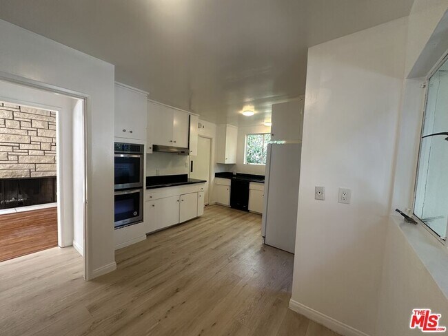 Building Photo - 1555 San Ysidro Dr