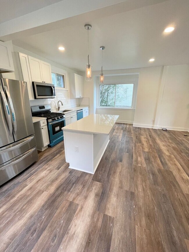 Building Photo - Entirely Remodeled 3 Bedroom, 1 Bathroom i...