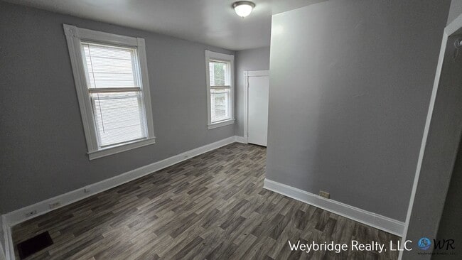 Building Photo - Spacious 3 Bedroom 1.5 Bath House in Price...