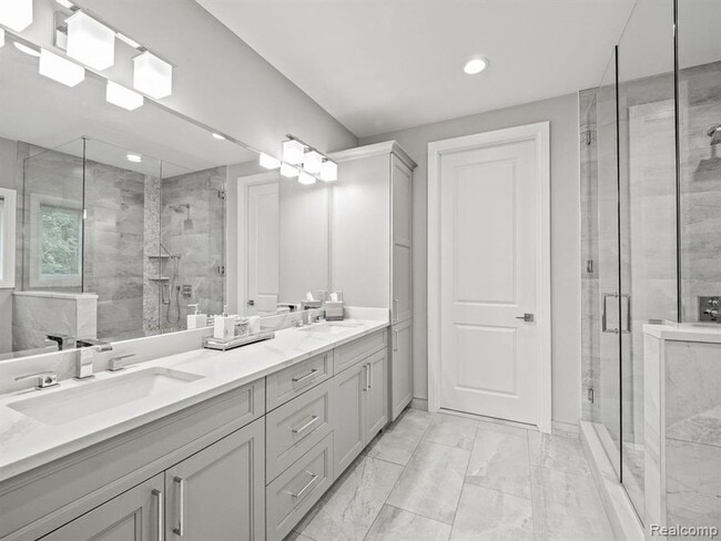 Building Photo - 3511 Lakecrest Dr