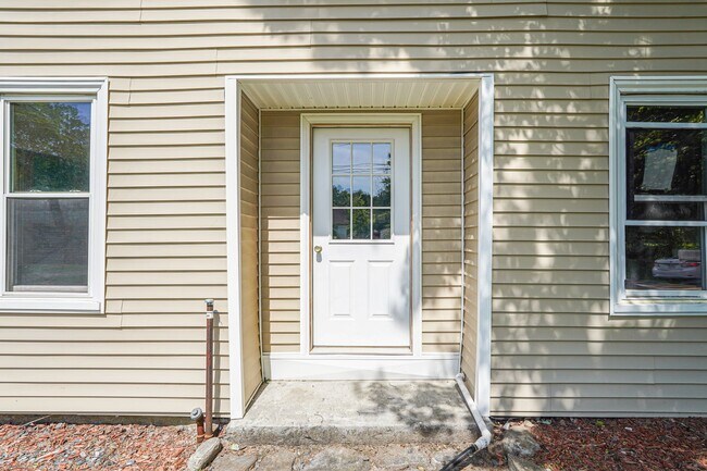 Building Photo - 62 Willow Rd