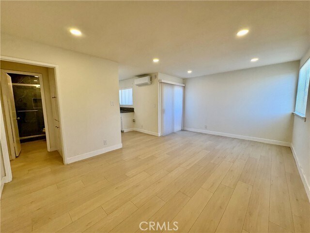 Building Photo - 660 E 6th St