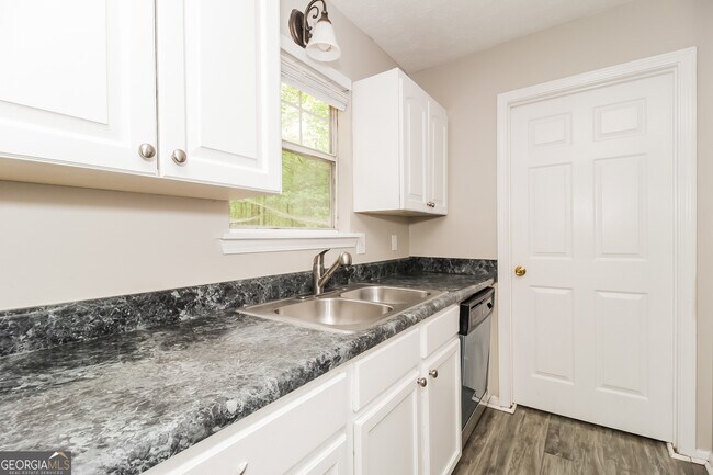 Building Photo - 221 Beechwood Ln