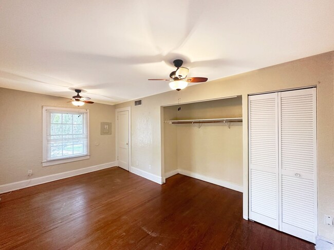 Building Photo - Historic One Bedroom Apartment - Walk to UF!