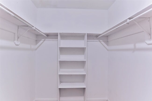 Building Photo - 7110 Yardley Dr