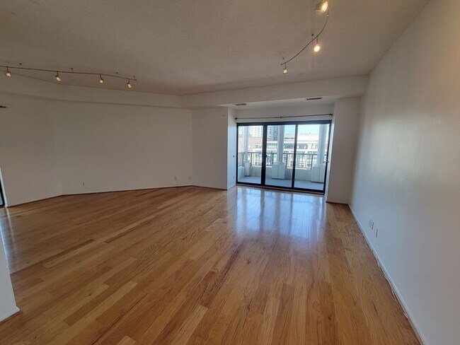 Building Photo - 1600 N Oak St