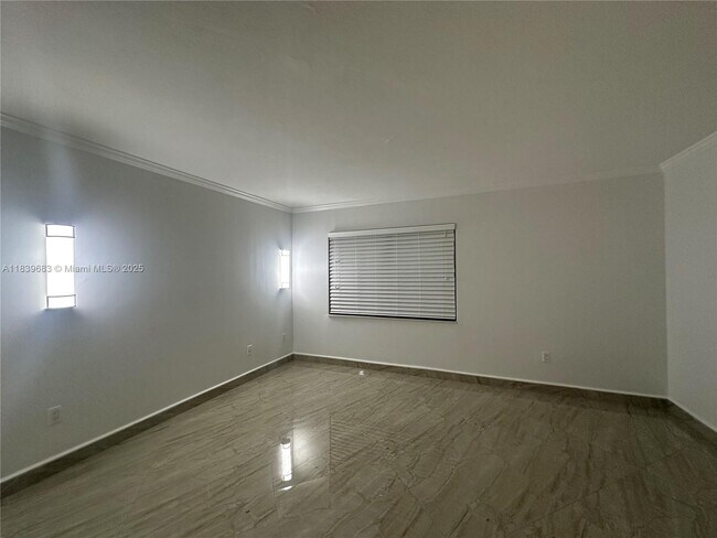 Building Photo - 9423 Fontainebleau Blvd
