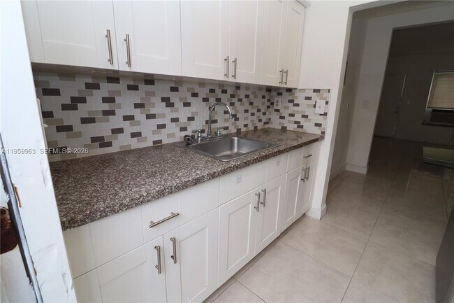 Building Photo - 820 85th St