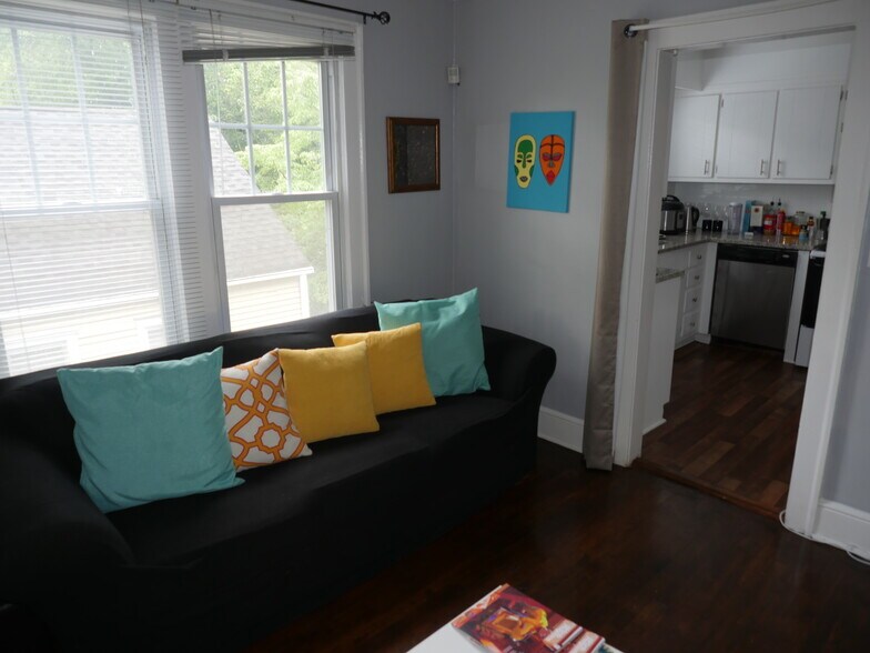 Furnished bedroom - 1065 Atlantic Dr NW