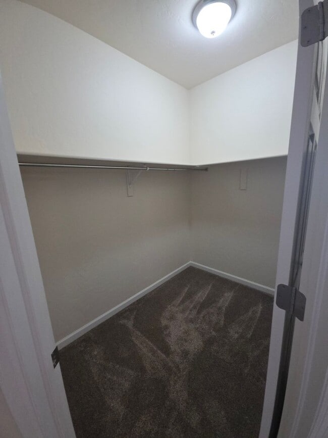 Building Photo - 3 Bed 2.5 Bath PRIME location Townhome!!