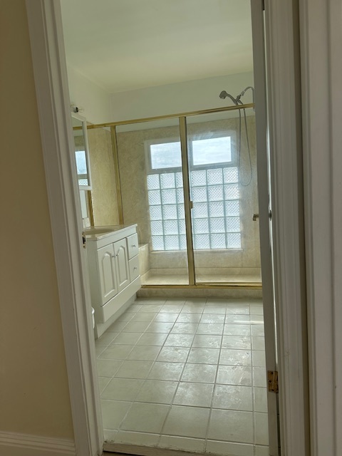 large bathroom - 18 Arguello Cir