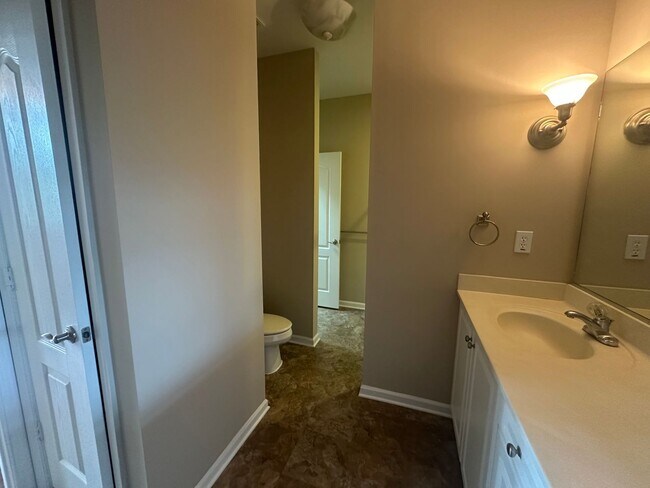 Building Photo - Beautiful townhouse style condo in Ridgely Manor - App Pending!