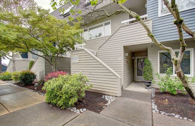 Building Photo - Bright Loft Condo with Stunning Columbia River Views