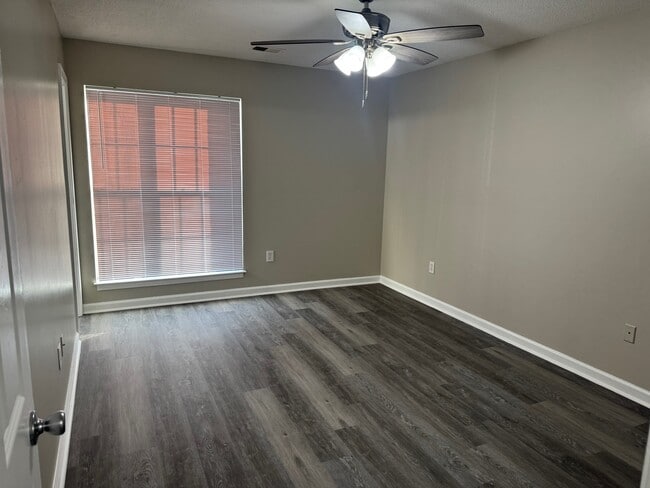 Building Photo - 1130 Parkview Cir N