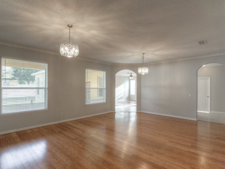 Building Photo - 553 Jasmine Bloom Dr