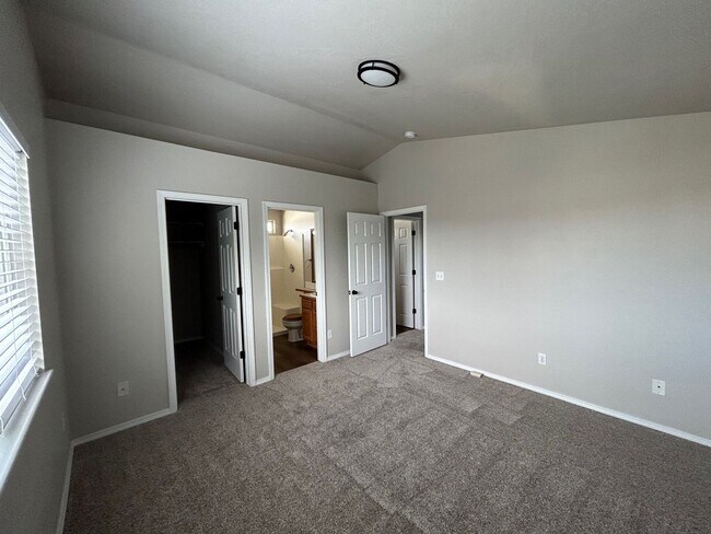 Building Photo - 830 W Sheridan Ave