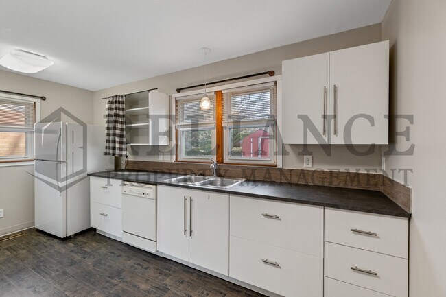 Building Photo - 1720 S Windsor Rd