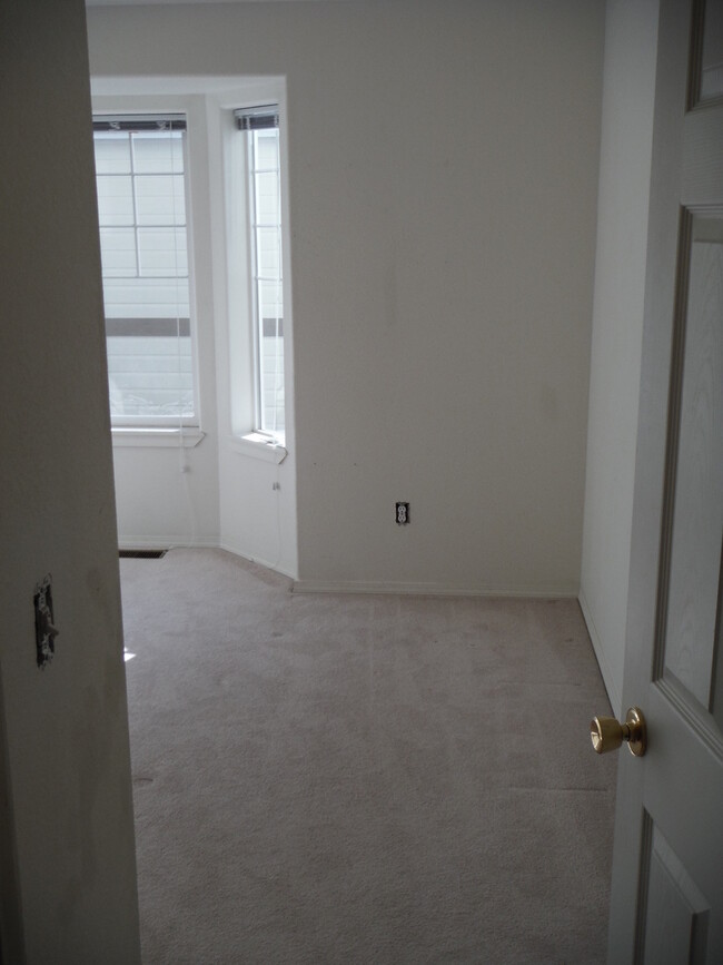 Building Photo - Lovely 3 Bedroom Apartment- Close to Schoo...