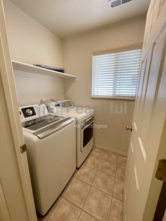 Building Photo - 6975 Kokopelli Ct