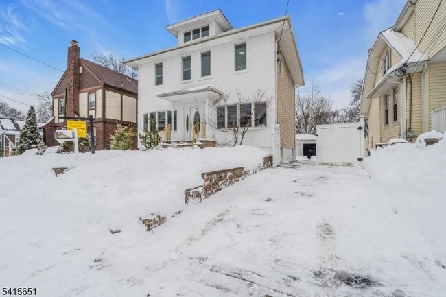 Building Photo - 323 Van Houten Ave