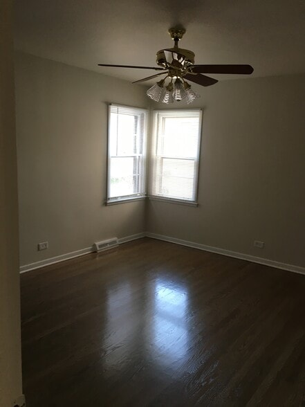 Main bedroom - 5338 W Sunnyside Ave
