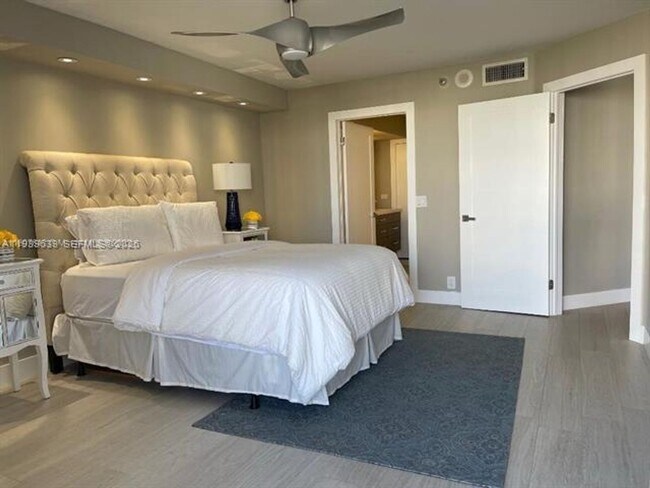 Building Photo - 3500 Mystic Pointe Dr