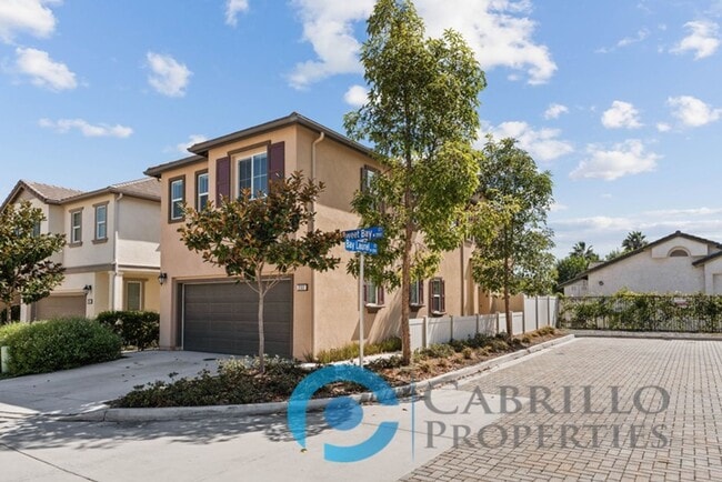 Building Photo - Spacious 3 bedroom Home w/2 car Garage in Vista, Short Drive to the Beach and Freeway access!