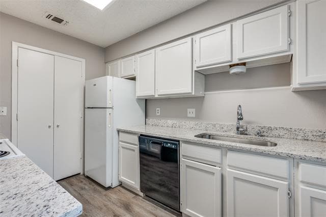 Building Photo - 830 Woodland Ct