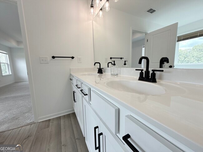 Building Photo - 207 Foxhill Dr