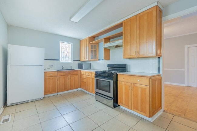 Building Photo - Available Now!  Affordable, Move-In Ready Home close to Interstate & Downtown Columbus.